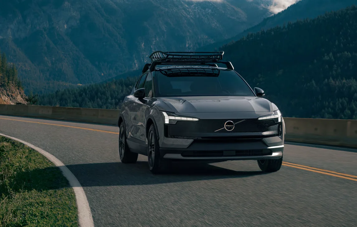 Novo SUV elétrico Volvo EX30 equipado para viagens e aventuras ao ar livre