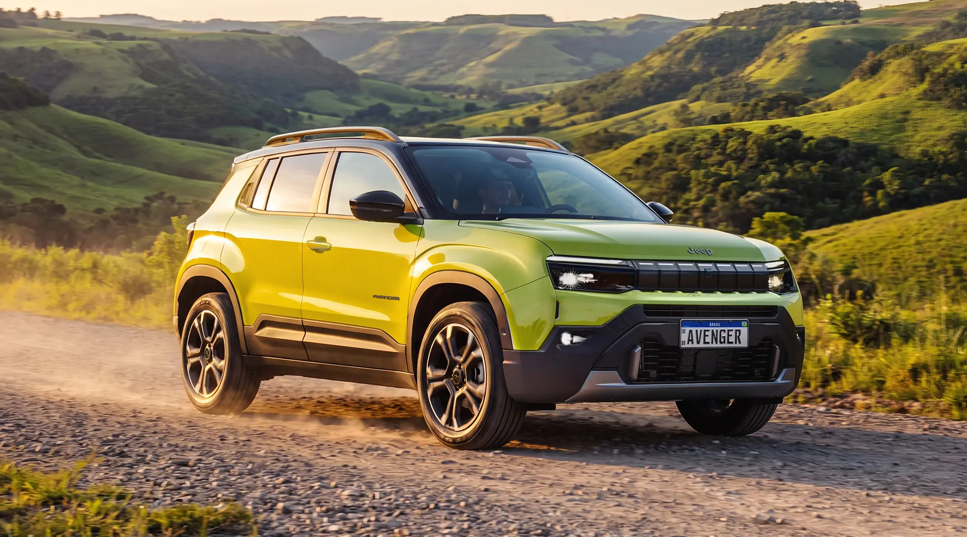 Jeep Avenger 2026 verde-limão em estrada de terra, vista frontal ¾